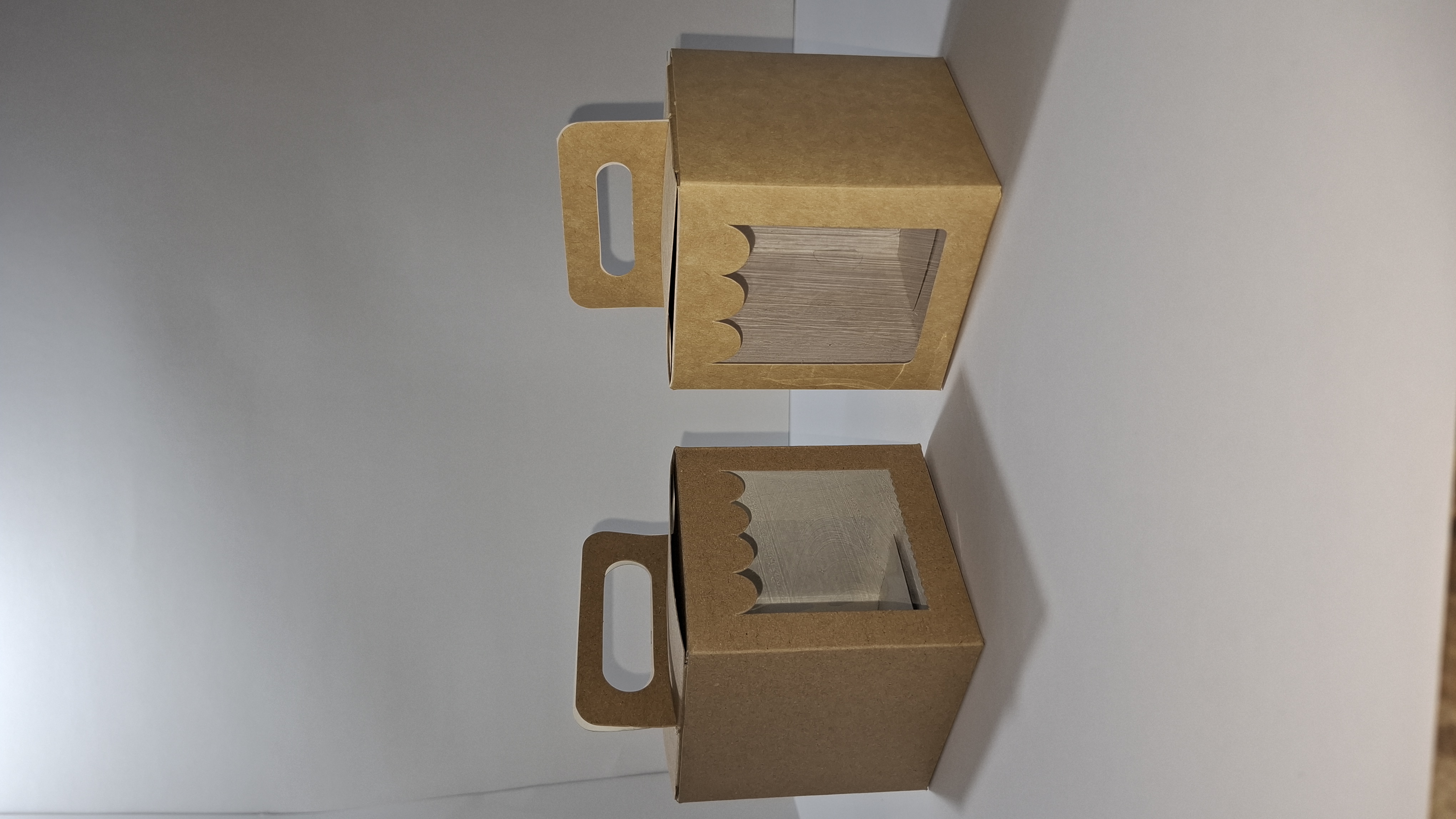 Caja con Visor para Tazas, Muffins, Caramelera — Café con leche de Cartulina blanca 300 g 9,4 × 9,5 × 11 cm personalizable con tu logo — Gaia Packaging Argentina